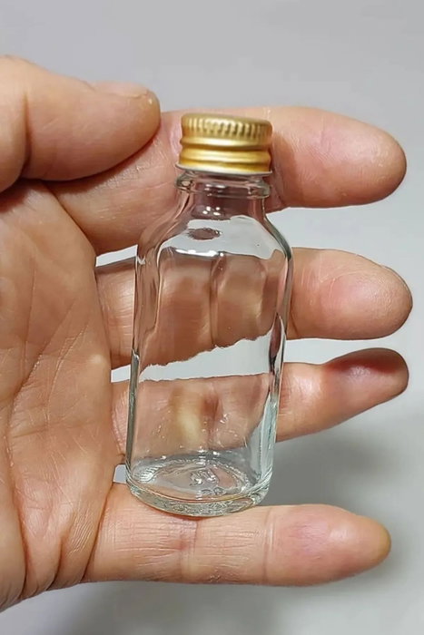 Hermia Juego de 6 Botellas de Vidrio con Detalles Dorados de 100 ml Hermia Juego de 6 Botellas de Vidrio con Detalles Dorados de 100 ml